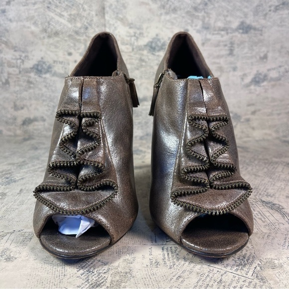 Elizabeth and James Open Toe Ruffled Front Zipper Trim - Picture 4 of 13